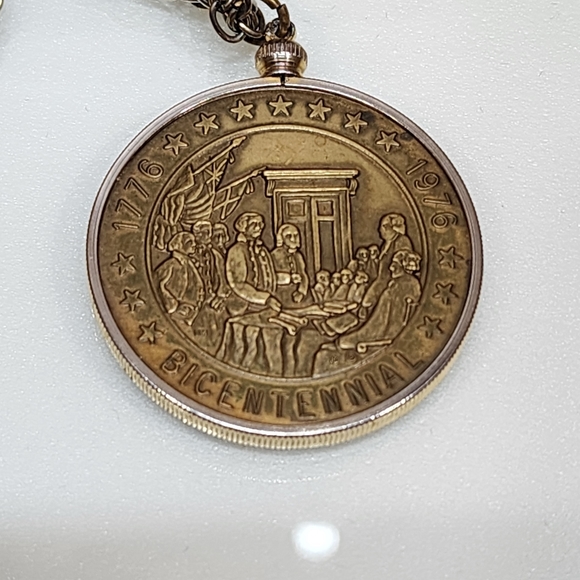 Vintage 1776-1976 Bicentennial Coin Medallion Necklace " 200 Years of Freedom" - Picture 3 of 4